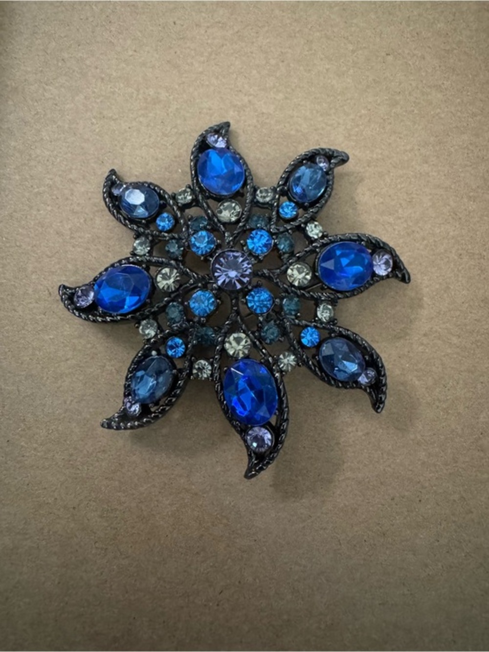 Beautiful Vintage Brooch in Pristine Condition
